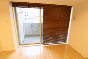 マンションでカーテンの代わりにブラインドを取り付ける方法