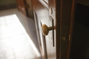 賃貸マンションのドアを破損…修理方法や費用はいくら？